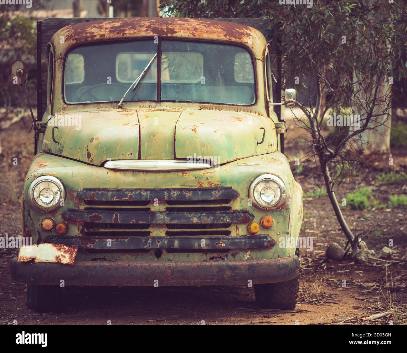 Adelaide, Australia - 11 Gennaio 2015: il vecchio arrugginito abbandonato pickup truck parcheggiato nella foresta. Color-tonificante applicato Foto Stock