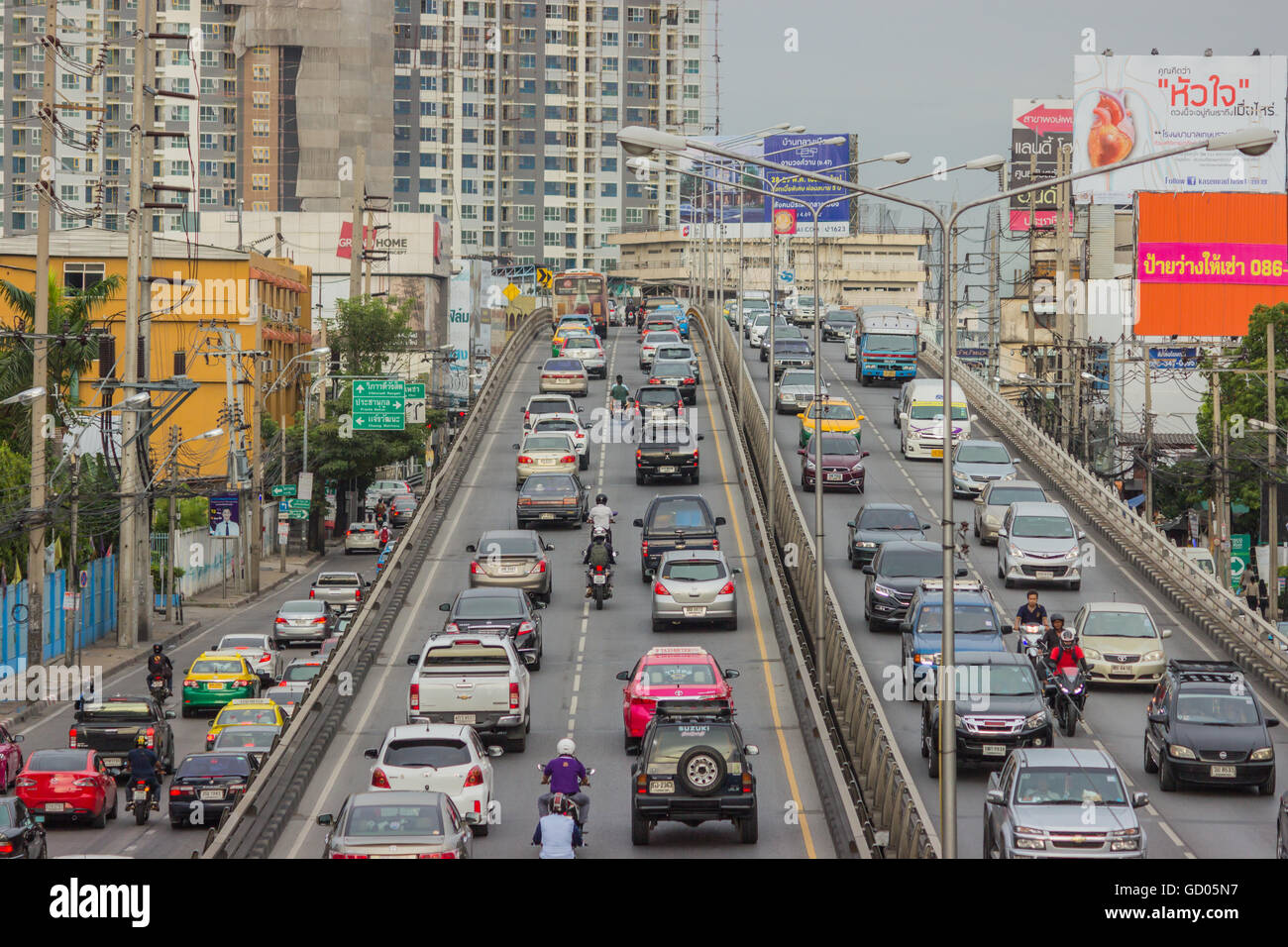 BANGKOK, Tailandia - 31 Giugno 2016: traffico raggiunge gridlock su un trafficato centro cittadino road. Ogni anno un importo stimato in 150.000 vetture join Foto Stock
