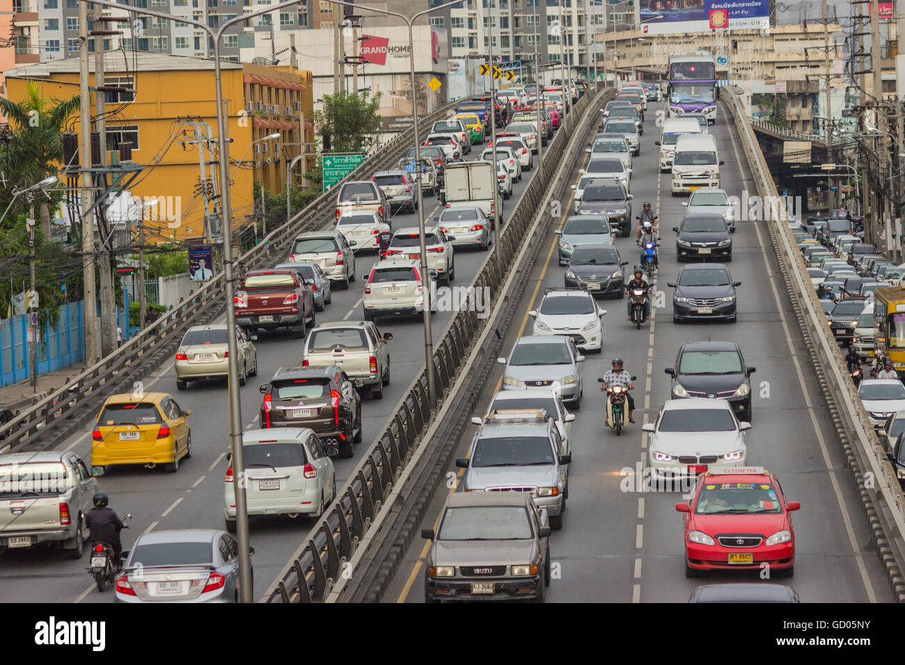 BANGKOK, Tailandia - 31 Giugno 2016: traffico raggiunge gridlock su un trafficato centro cittadino road. Ogni anno un importo stimato in 150.000 vetture join Foto Stock