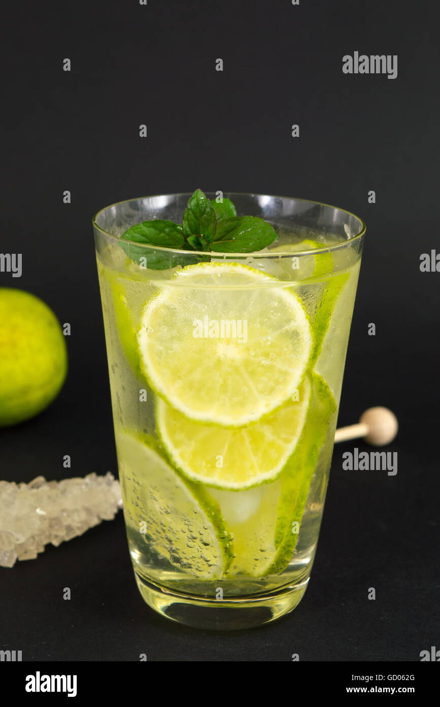 Verde a freddo il succo di lime con cubetti di ghiaccio per un caldo giorno d'estate Foto Stock