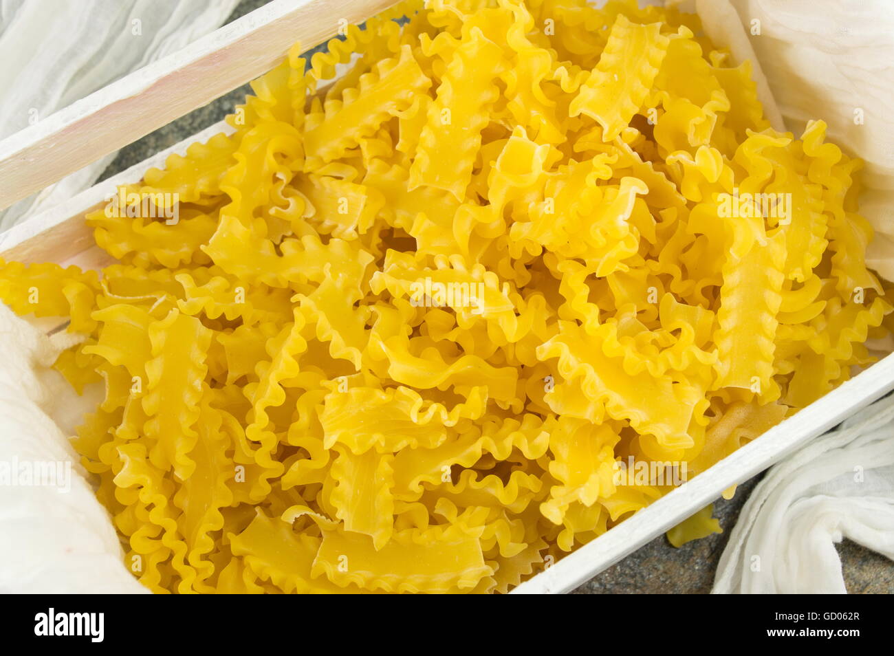 Non cotti bow tie pasta farfalle in una scatola di legno Foto Stock