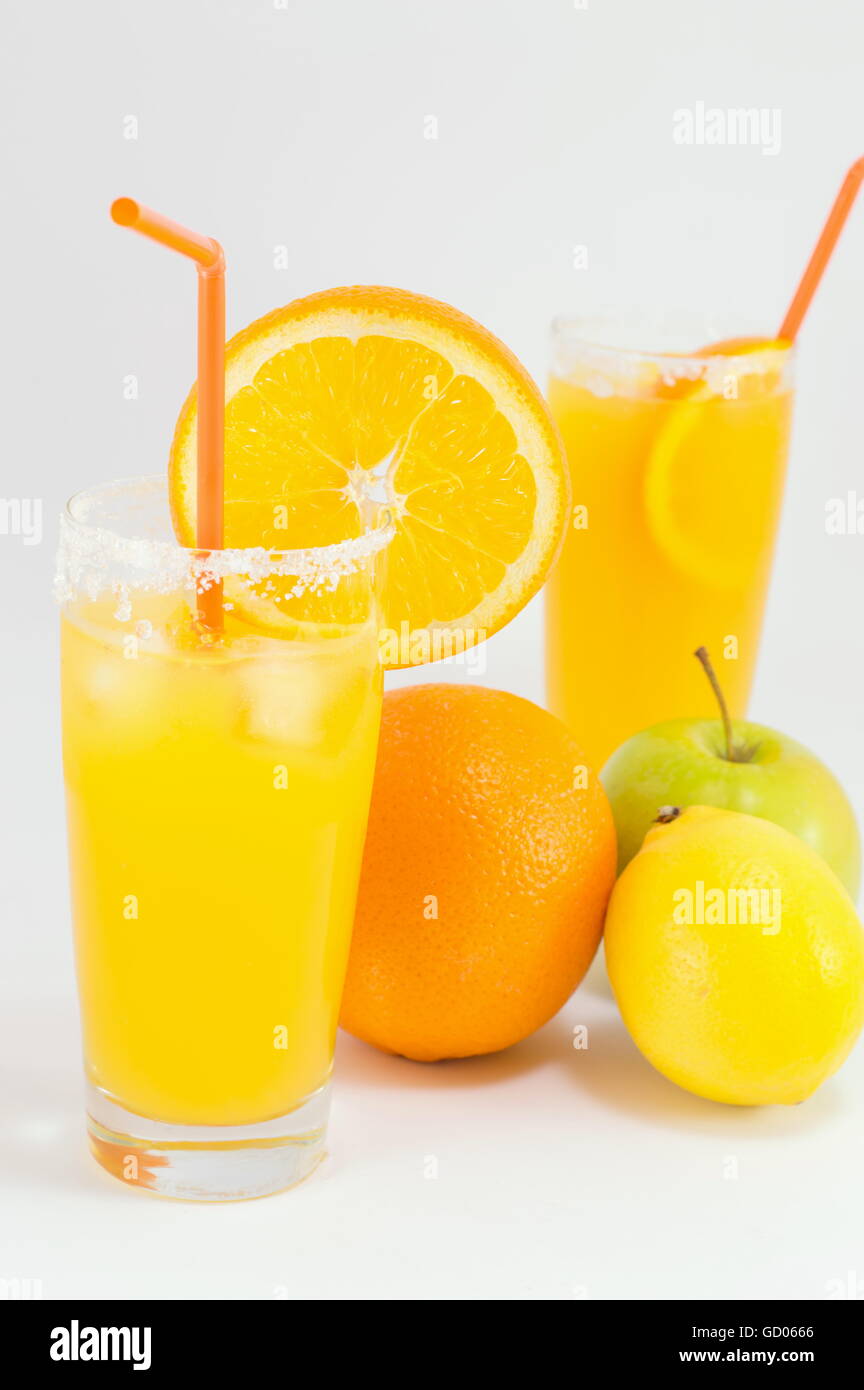 Arancione a freddo e il succo di limone per un giorno di estate ristoro Foto Stock