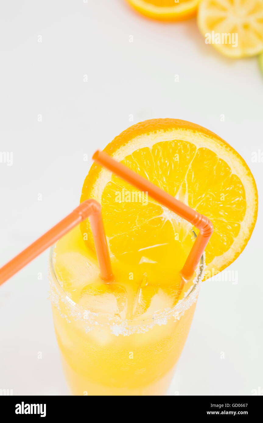 Il freddo succo d'arancia naturale per giorno di estate ristoro Foto Stock