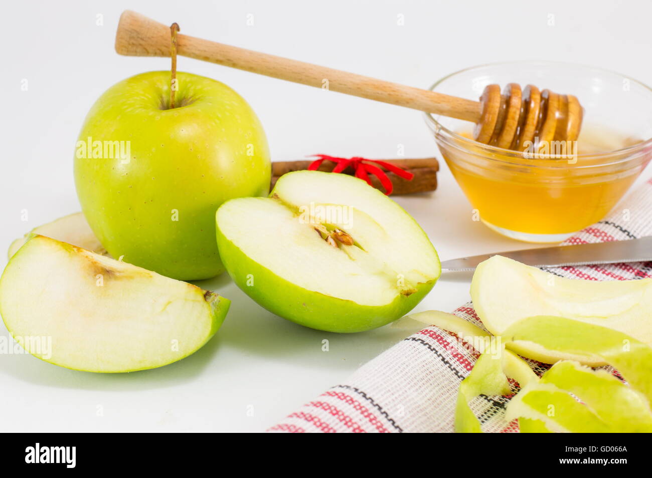 Miele di fresco, cannella e mele. Dessert sano Foto Stock