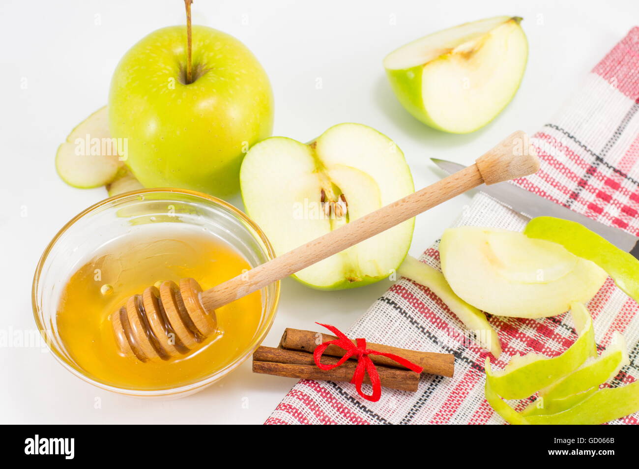 Miele di fresco, cannella e mele. Dessert sano Foto Stock