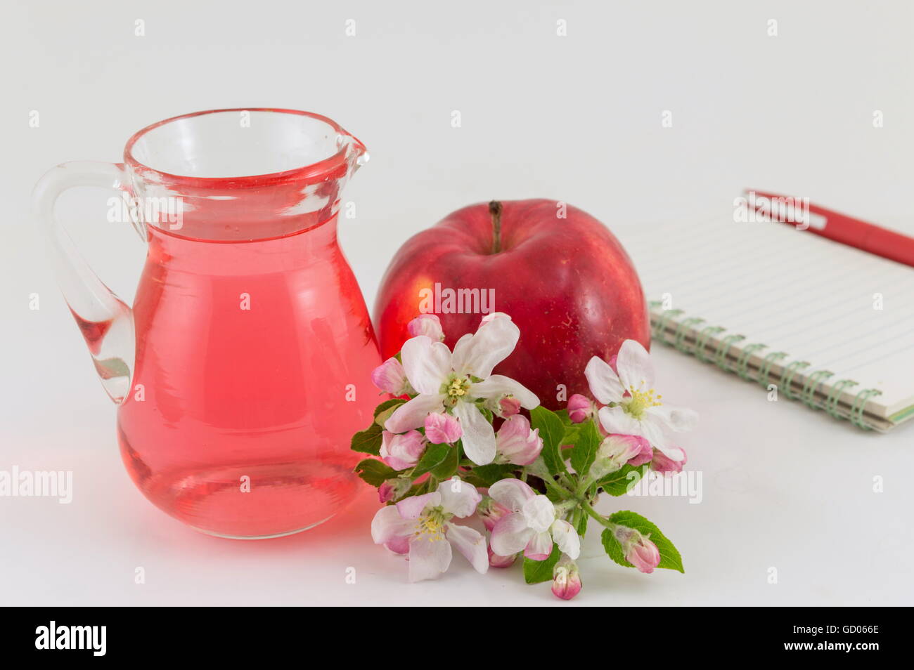 Red apple e aceto di mele decorata con fiori Foto Stock