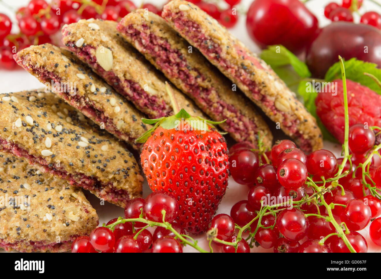 Biscotti integrali con ribes di fragola e ciliegia Foto Stock