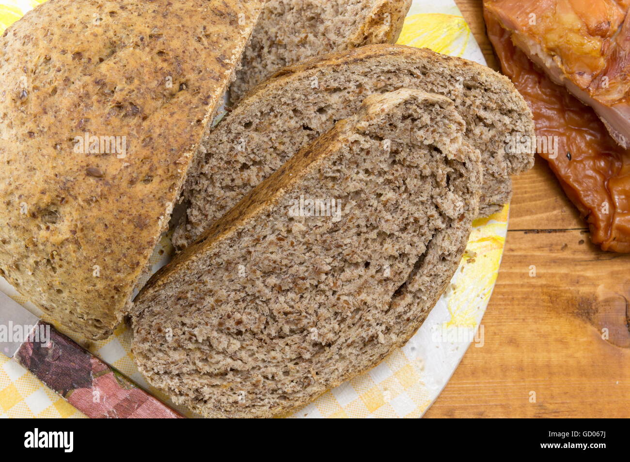Home marrone al forno le fette di pane sul tavolo di legno Foto Stock