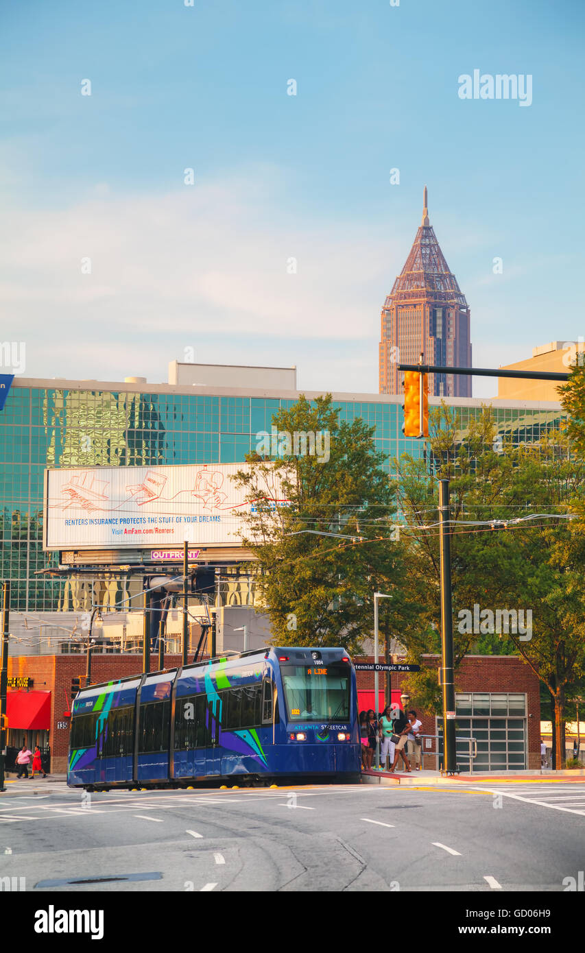 ATLANTA - 29 agosto: Street auto vicino il Centennial Olympic Park con le persone su agosto 29, 2015 in Atlanta, GA. Foto Stock