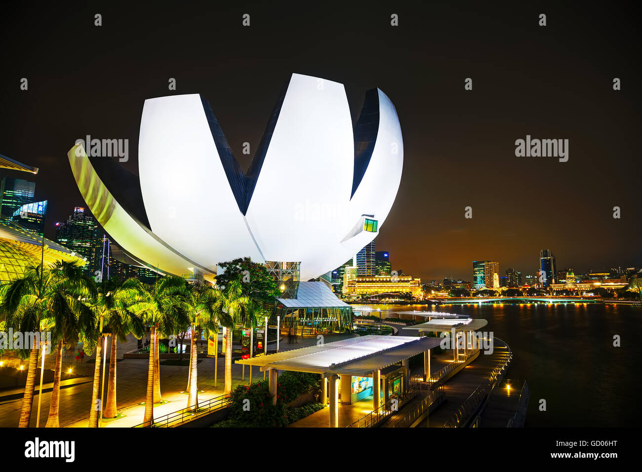 SINGAPORE - novembre 06: ArtScience Museum di Singapore il quartiere finanziario a sfondo su Novembre 06, 2015 a Singapore Foto Stock