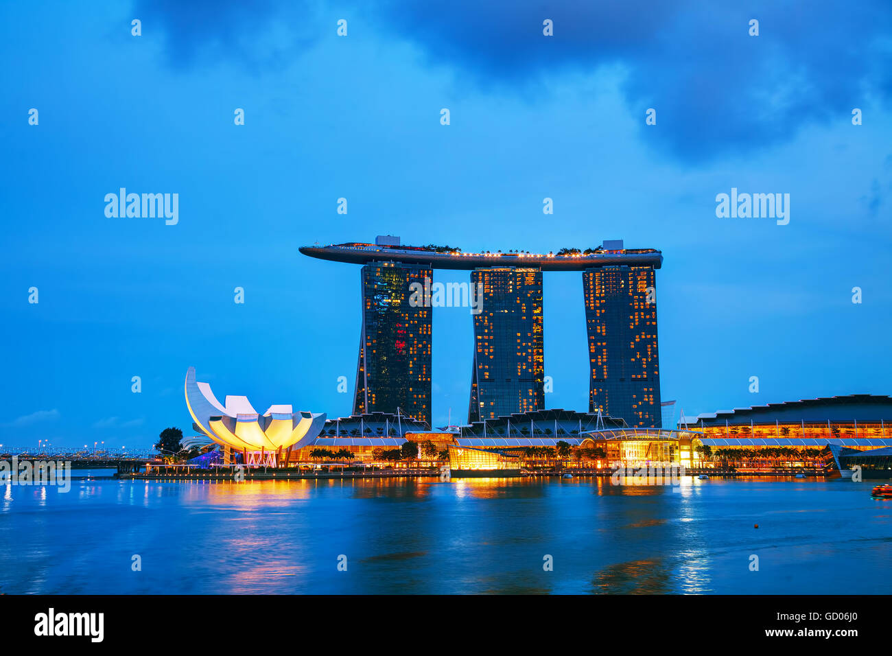 SINGAPORE - 30 ottobre: Panoramica della marina bay con il Marina Bay Sands il 30 ottobre 2015 a Singapore. Foto Stock