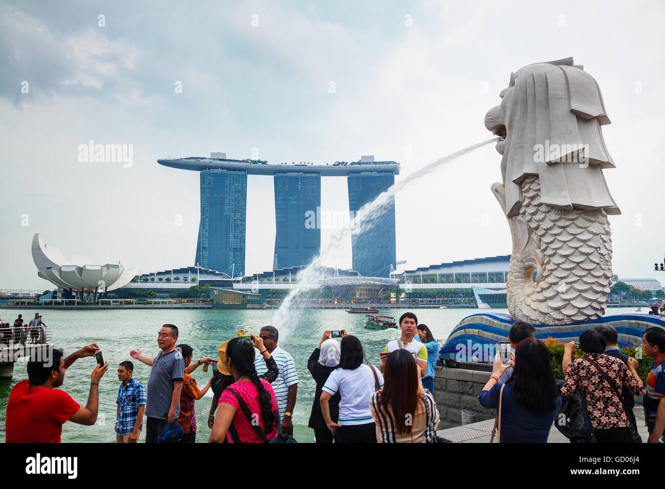 SINGAPORE - 31 ottobre: Panoramica della Marina Bay e il Merlion con persone a ottobre 31, 2015 a Singapore. Foto Stock