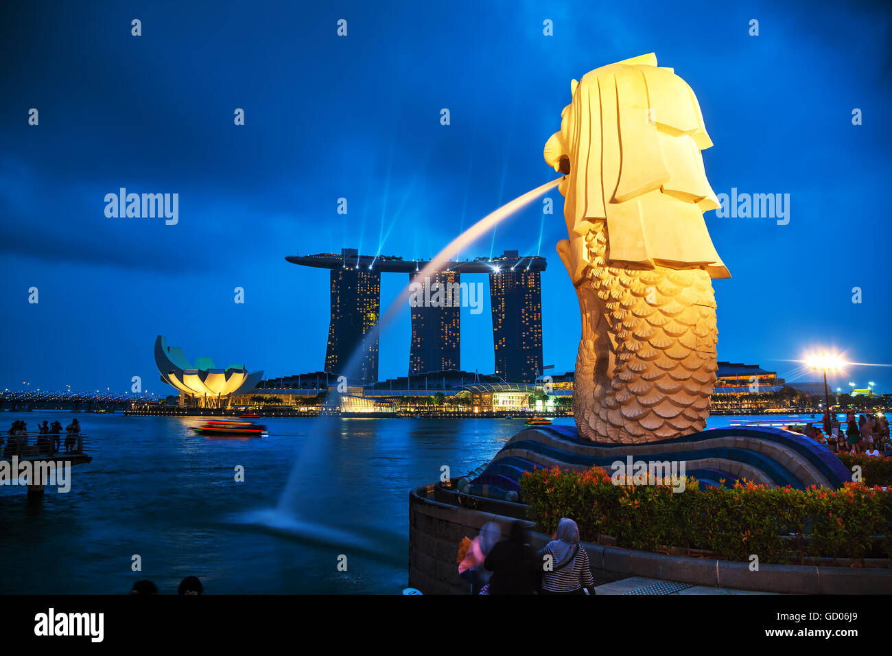 SINGAPORE - 31 ottobre: Panoramica della marina bay con il Merlion e Marina Bay Sands con persone su 31 Ottobre 2015 Foto Stock