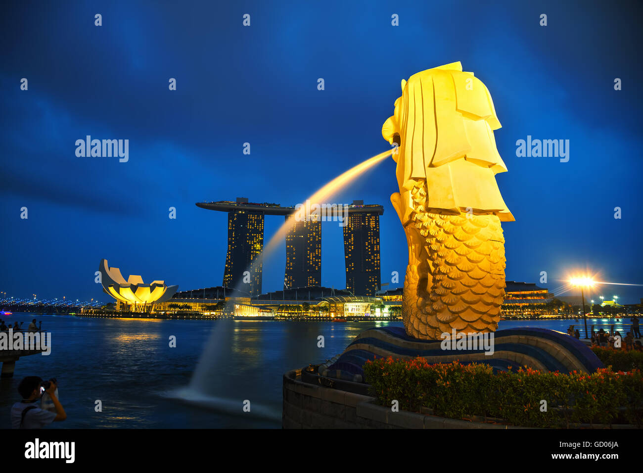 SINGAPORE - 31 ottobre: Panoramica della marina bay con il Merlion e Marina Bay Sands con persone su 31 Ottobre 2015 Foto Stock