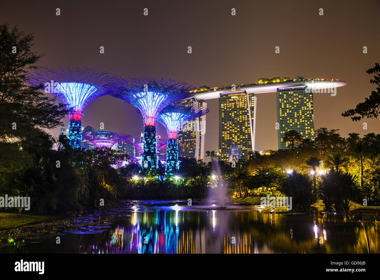SINGAPORE - 4 novembre: giardini dalla baia panoramica del Parco il 4 novembre 2015 a Singapore. Foto Stock