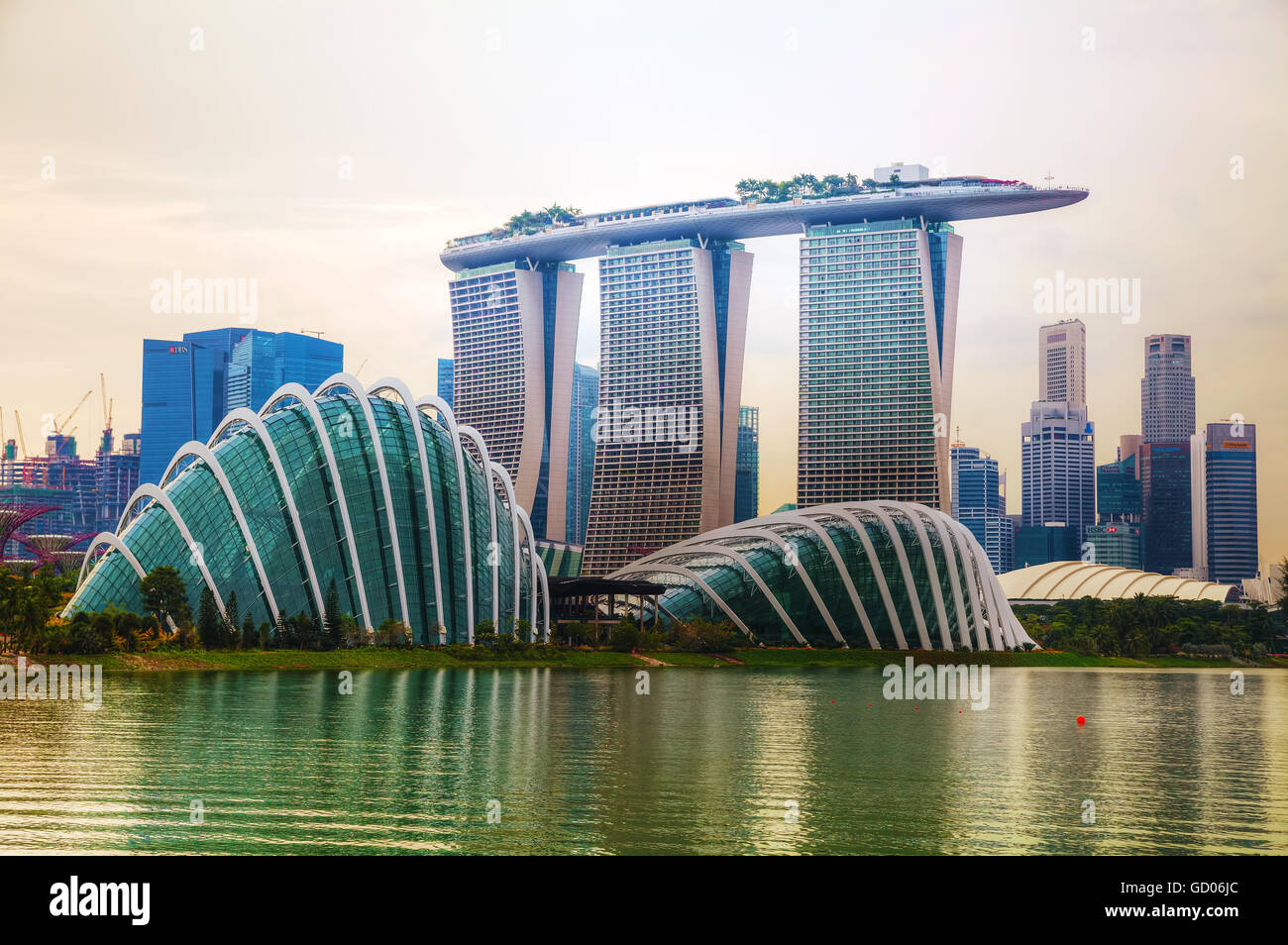 SINGAPORE - 6 novembre: Panoramica della marina bay con giardini dalla baia il 6 novembre 2015 a Singapore. Foto Stock