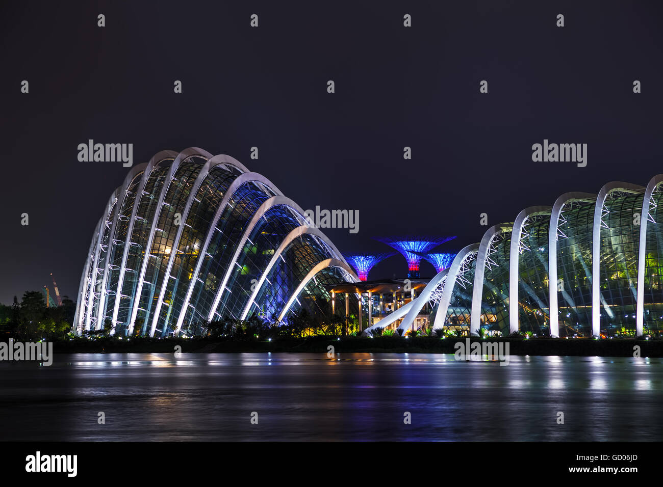 SINGAPORE - 6 novembre: Panoramica della marina bay con giardini dalla baia il 6 novembre 2015 a Singapore. Foto Stock