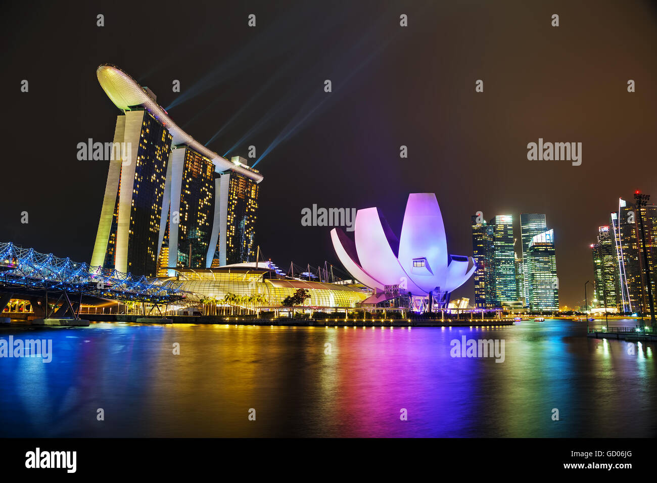 SINGAPORE - novembre 06: Panoramica della marina bay con Marina Bay Sands su Novembre 06, 2015 a Singapore. Foto Stock