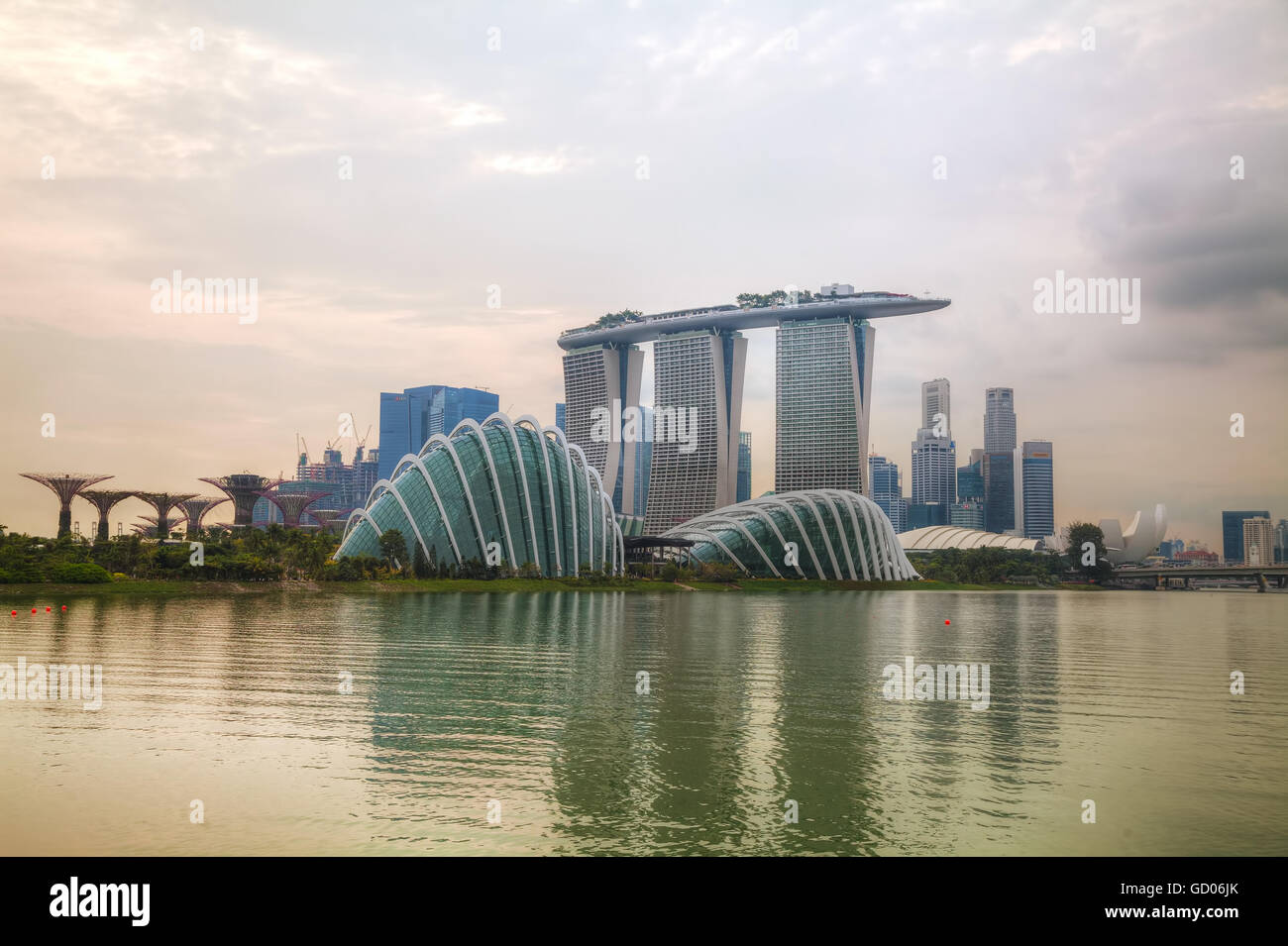 SINGAPORE - 7 novembre: Panoramica di Singapore con il Marina Bay Sands il 7 novembre 2015 a Singapore. Foto Stock