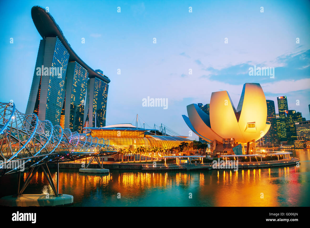 SINGAPORE - 6 novembre: Panoramica della marina bay con il Marina Bay Sands il 6 novembre 2015 a Singapore. Foto Stock