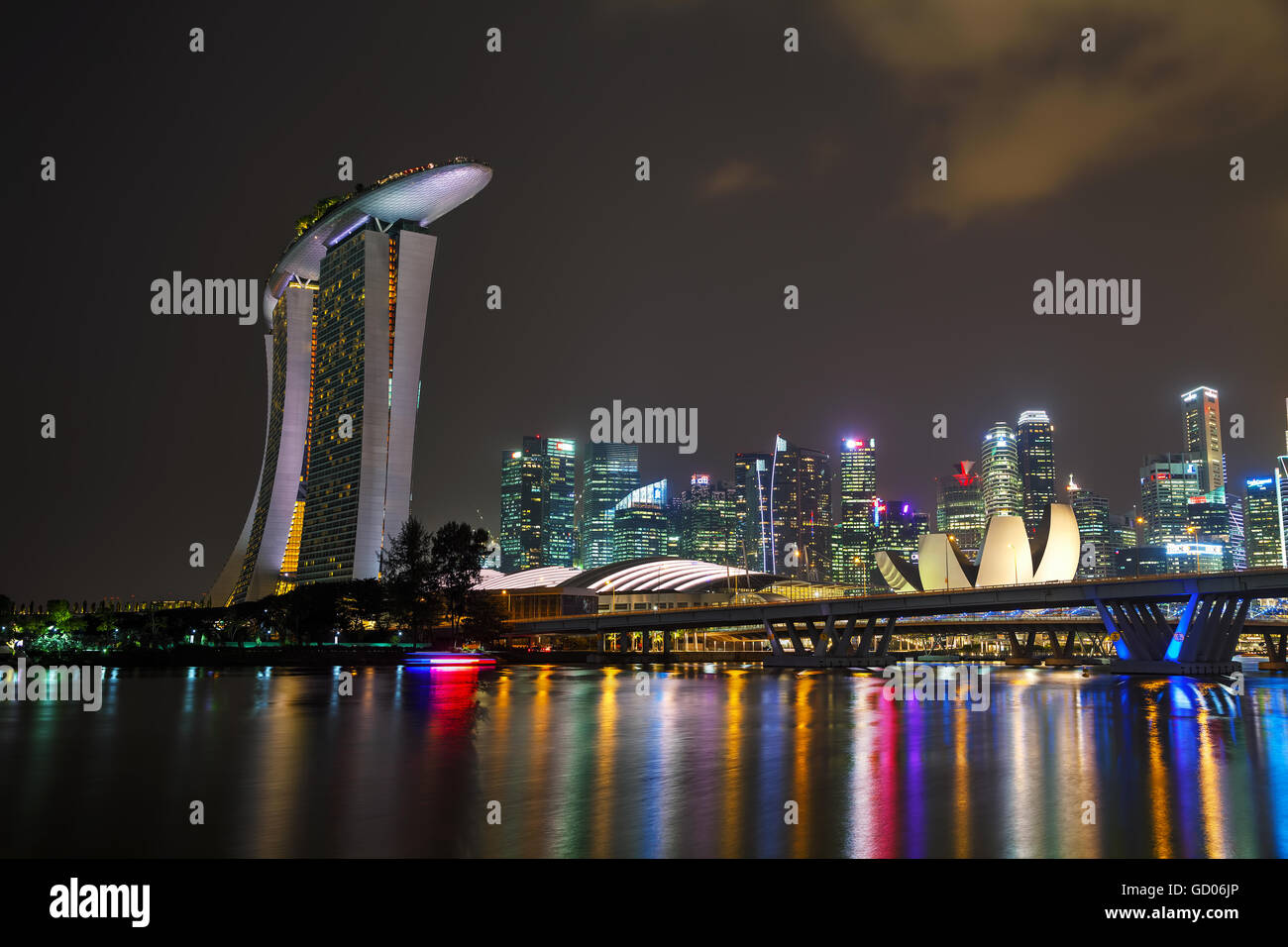 SINGAPORE - 6 novembre: Panoramica della marina bay con il Marina Bay Sands il 6 novembre 2015 a Singapore. Foto Stock