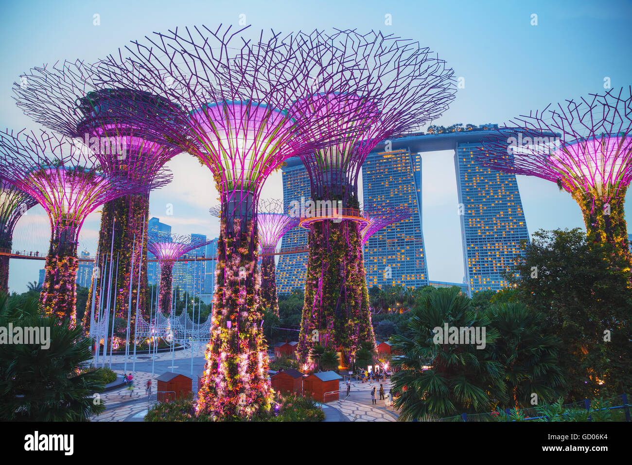 SINGAPORE - 4 novembre: giardini dalla baia panoramica del parco con la gente il 4 novembre 2015 a Singapore. Foto Stock