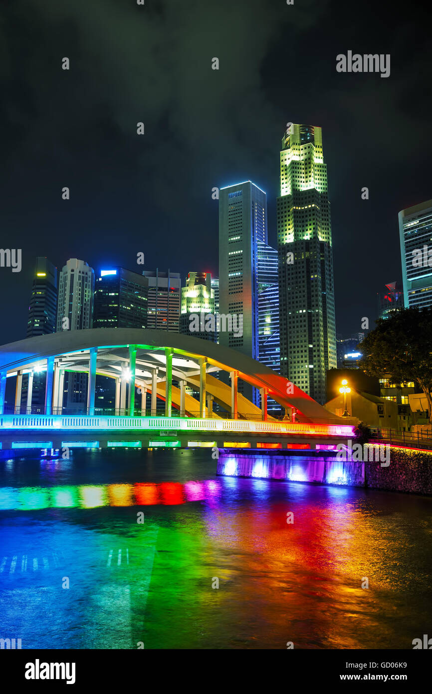 Panoramica di Singapore con il ponte Alkaff di notte Foto Stock