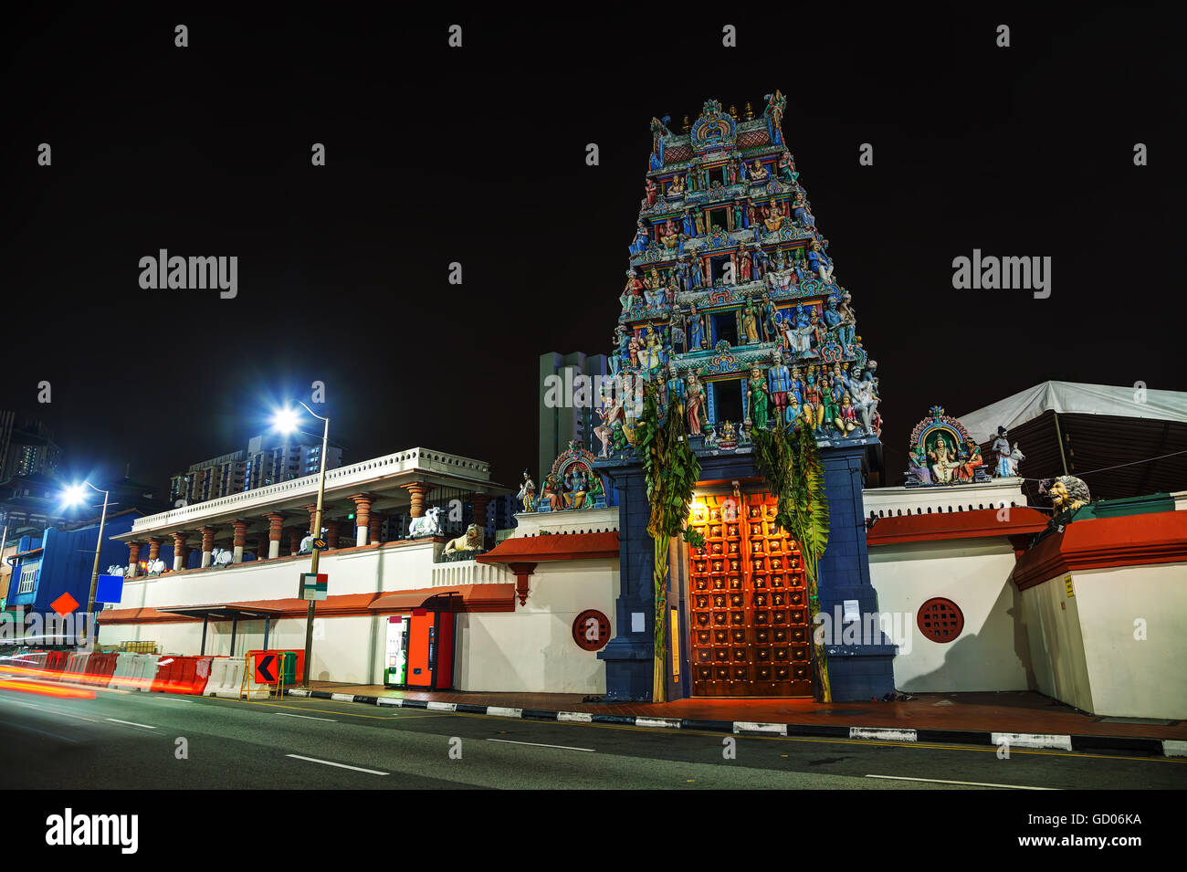 Il Tempio di Sri Mariamman in notturna a Singapore Foto Stock