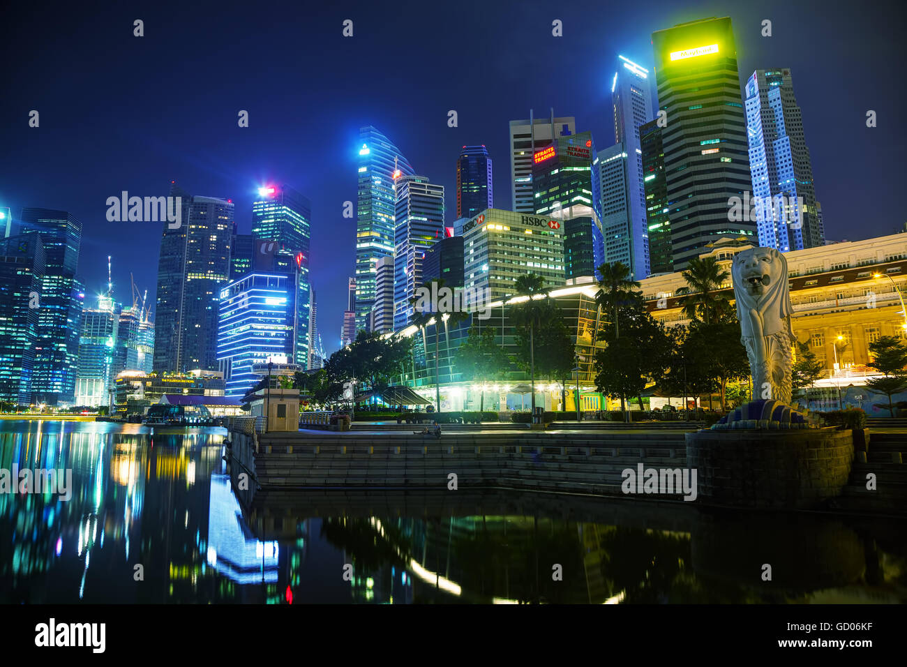 SINGAPORE - 31 ottobre: Panoramica della marina bay con il Merlion, il 31 ottobre 2015 a Singapore. Foto Stock