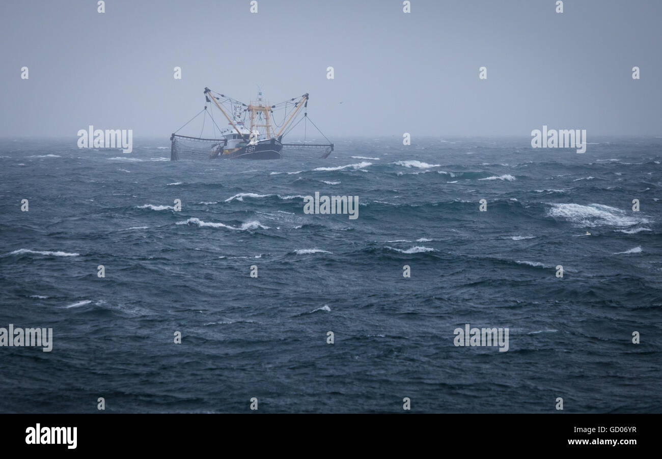 Un belga dei pescherecci da traino con buttafuori, Z98 Ophoopvanzegen, pesca nel Mare del Nord durante le giornate di cattivo tempo Foto Stock
