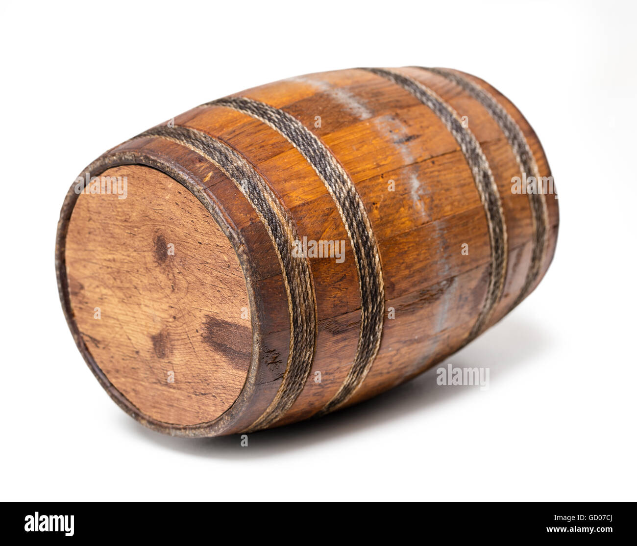Il vecchio Barile di legno isolato su sfondo bianco Foto Stock