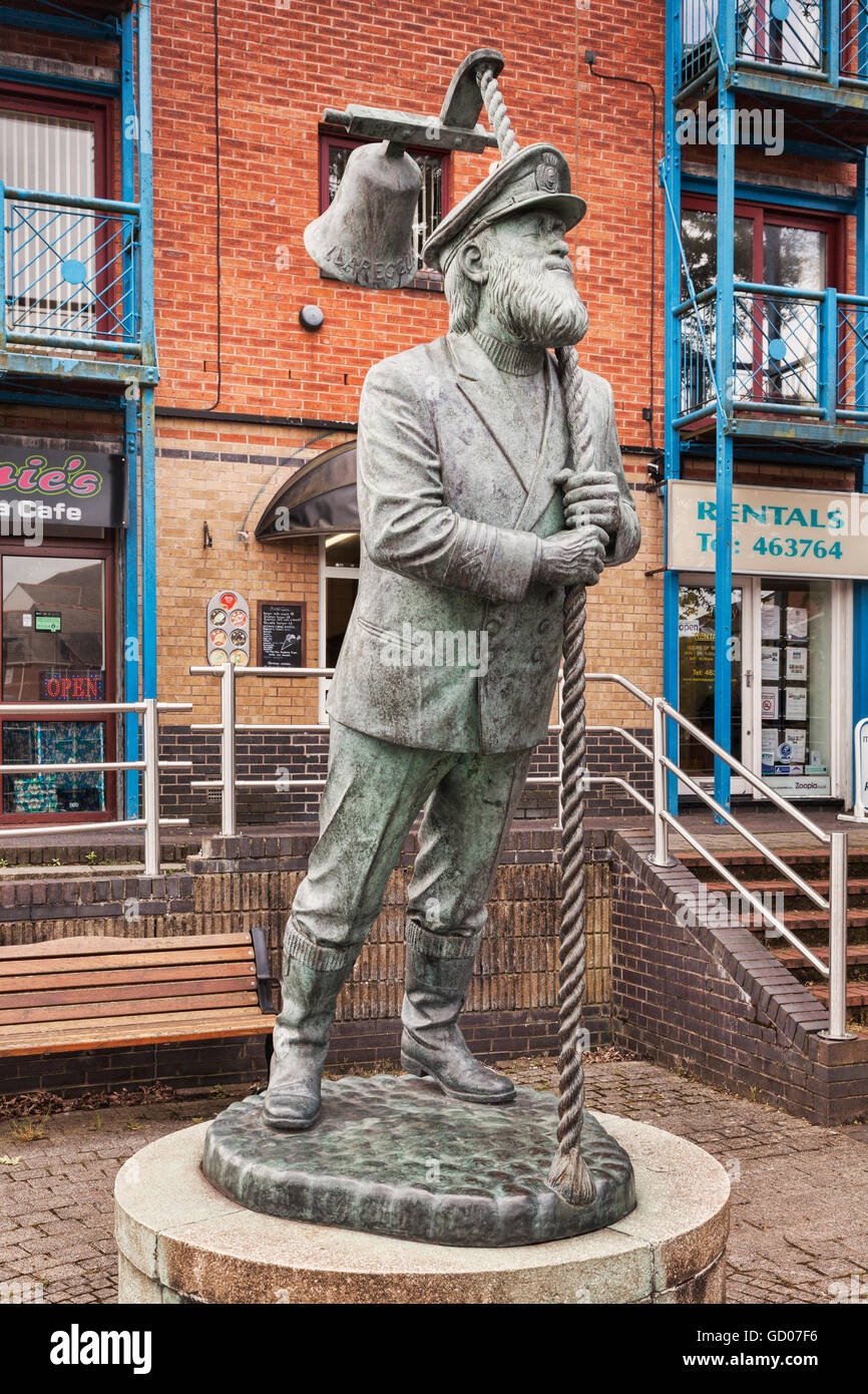 Statua di bronzo del capitano Cat, un personaggio Dylan Thomas sotto latte legno, nel quartiere marittimo, Swansea, South Wales, Regno Unito. Foto Stock