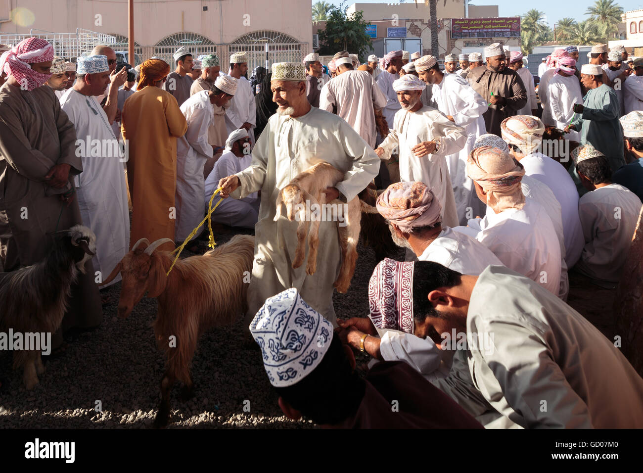 NIZWA, Oman - 24 Aprile 2015:Omani uomini presso il tradizionale mercato del bestiame o souq di Nizwa, Oman. Foto Stock