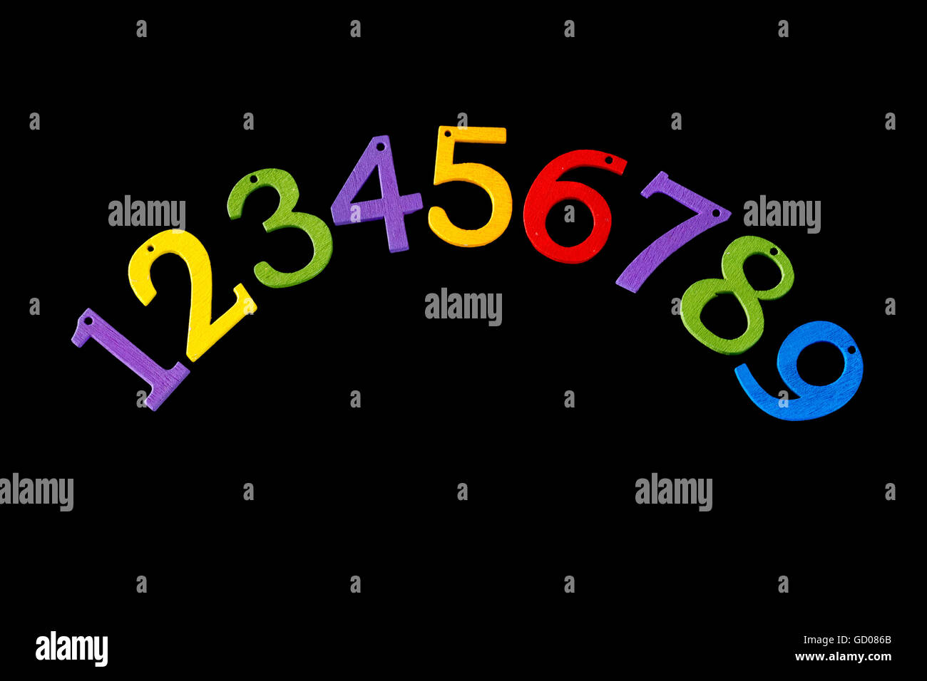 Numeri in legno. Pre apprendimento scolastico. Rainbow forma e colori. Foto Stock