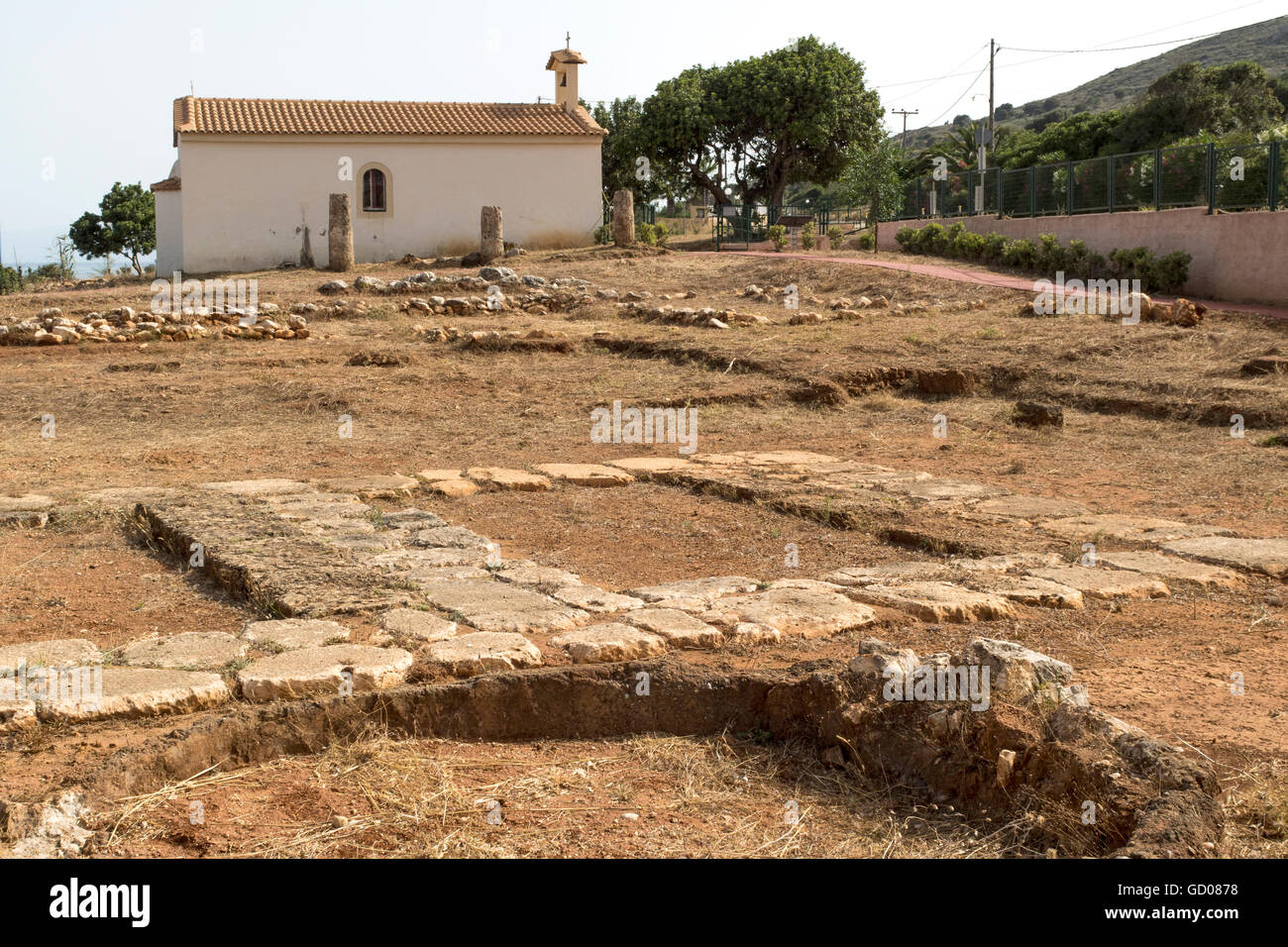 Vista di antico tempio dorico rimane, sito archeologico e la Cappella di San Giorgio, Skala, Cefalonia, Grecia. Foto Stock