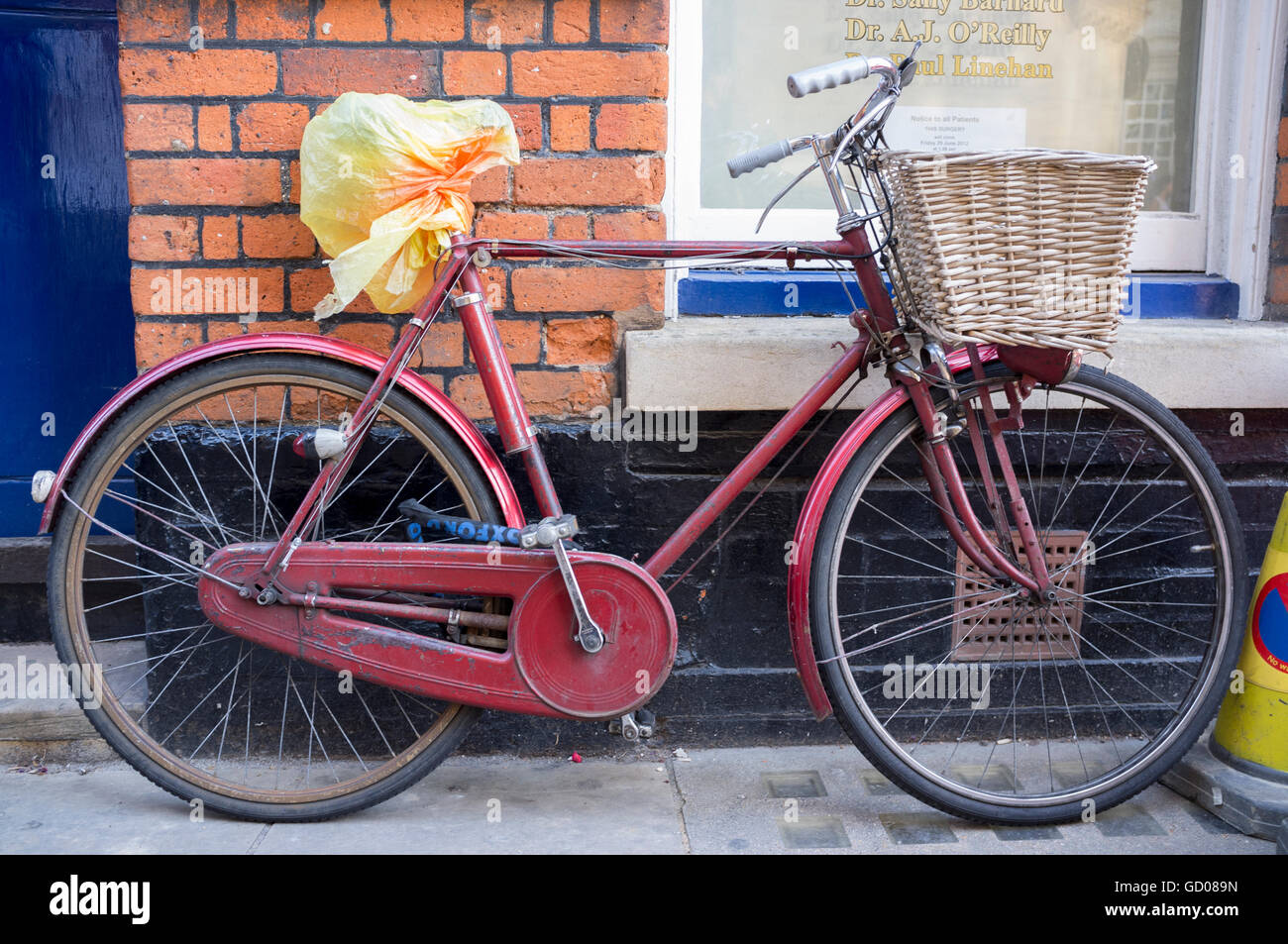 Un acciaio vintage bicicletta con un cestello sulla parte anteriore si vede in Cambridge, Regno Unito Foto Stock