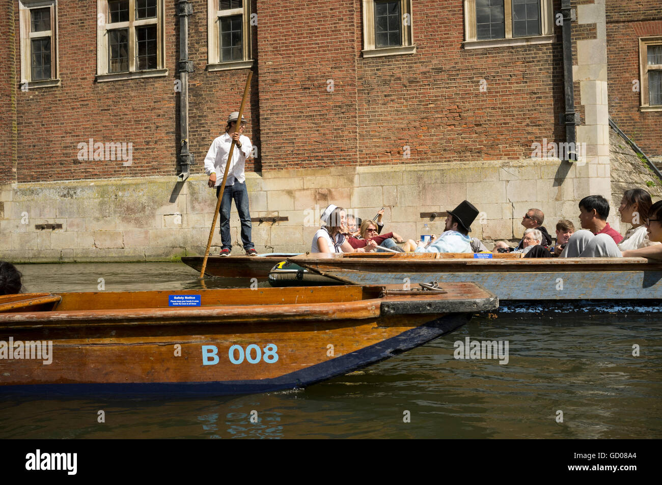 Per coloro che godono di punting sul fiume Cam, Cambridge Foto Stock