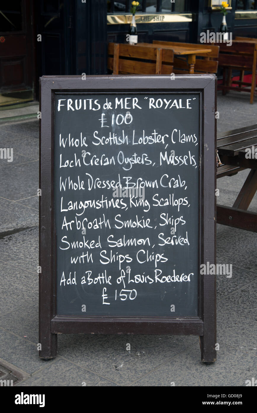 Scheda Menu pubblicità i pasti al di fuori della nave sulla riva del mare il ristorante cibo, Leith, Edimburgo, Scozia, Regno Unito. Foto Stock