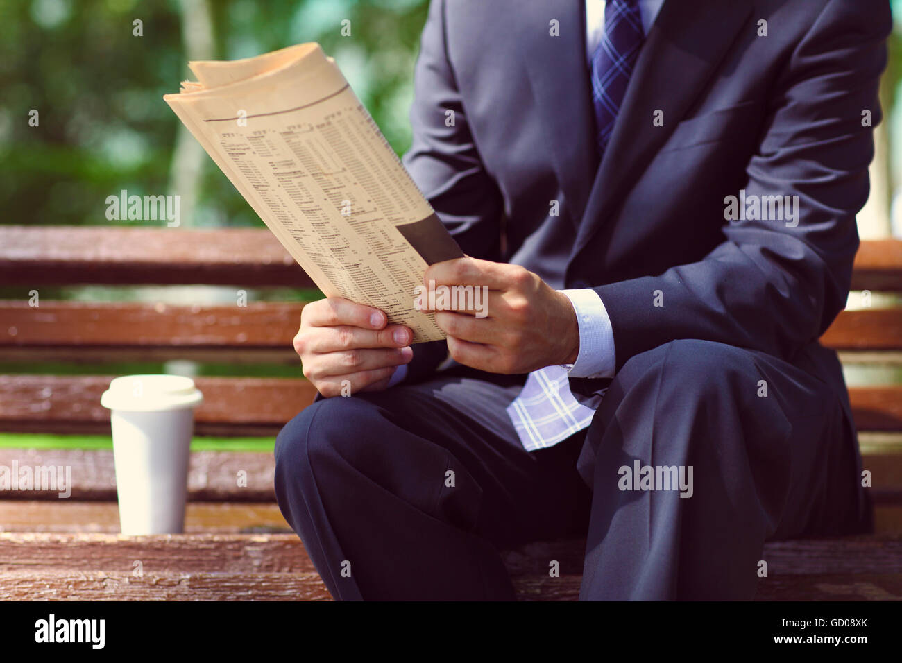 Close up delle mani di un imprenditore con un giornale. All'aperto Foto Stock