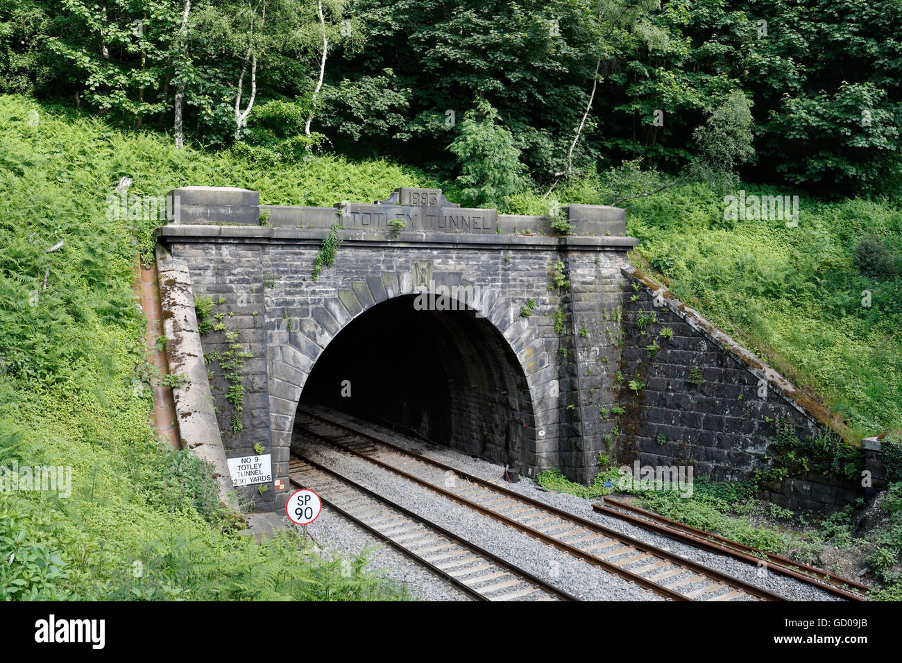 Ingresso al tunnel ferroviario di Totley a Grindleford nel Derbyshire, Inghilterra, binari ferroviari del Regno Unito, linea della valle di Hope Foto Stock