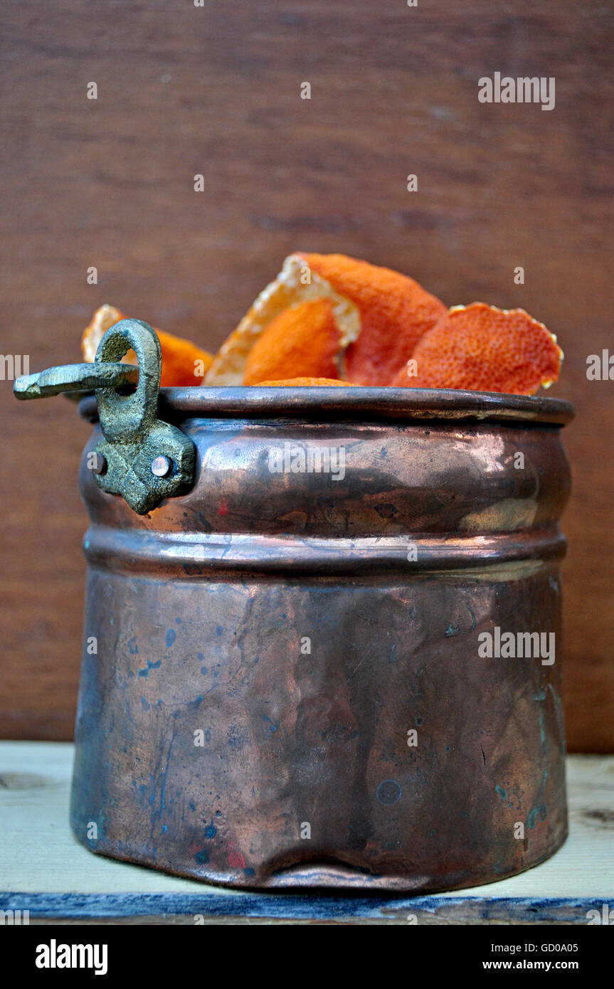 Il rame cauldrons con secchi buccia di arancia Foto Stock