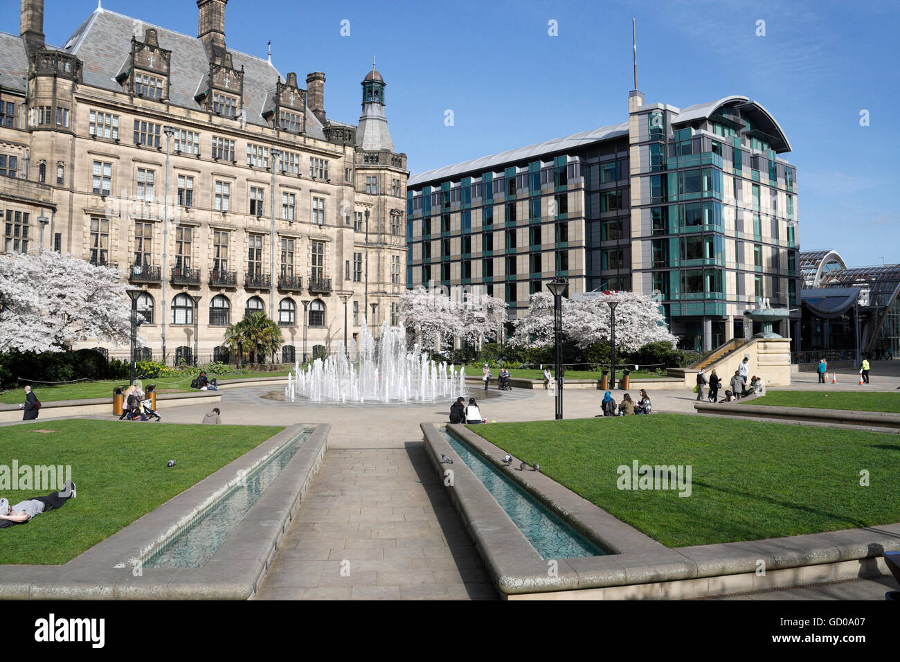 Sheffield Town Hall, Peace Gardens, City center England UK Mercure hotel Foto Stock