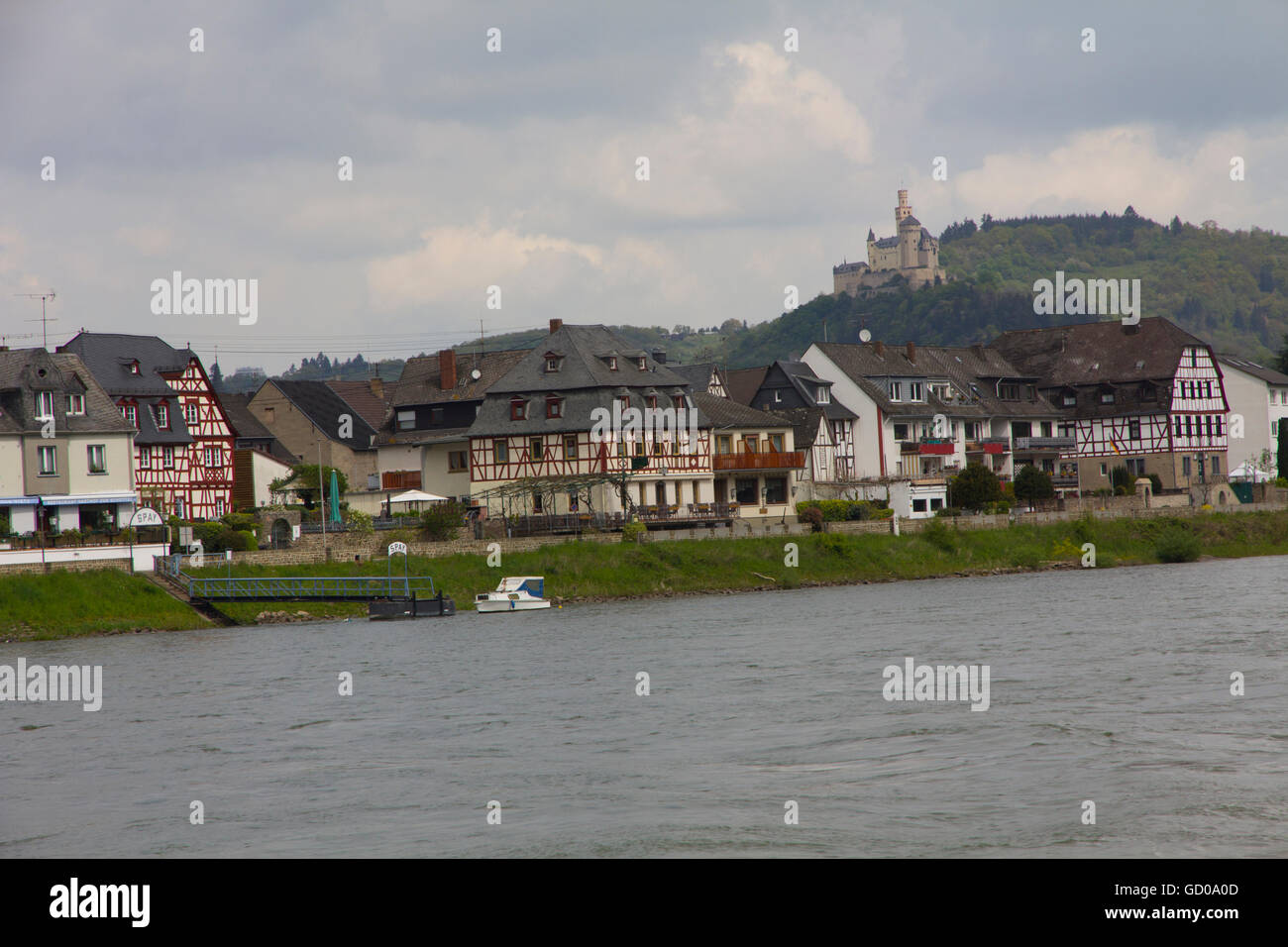 Situato sul fiume Reno nel cuore della Germania Rheingau regione, Rudesheim è la zona del centro di vino e la vinificazione. Foto Stock