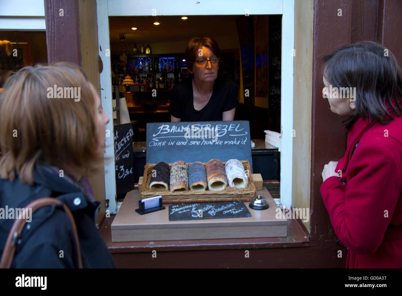 Costeggiata da negozi, taverne e wine bar, le strette in ciottoli Drosselgasse street ha un atmosfera medievale a Rudesheim. Foto Stock