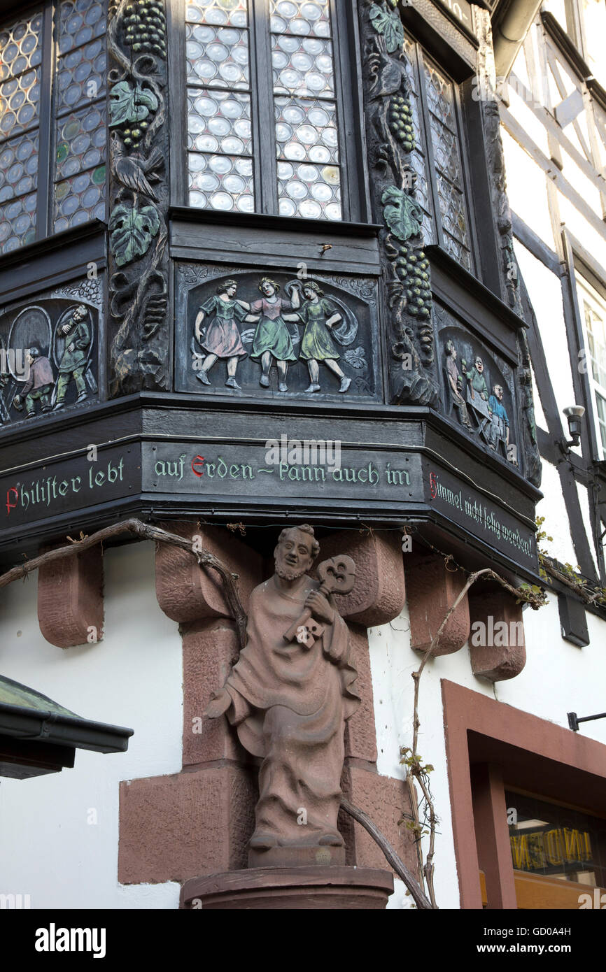 Costeggiata da negozi, taverne e wine bar, le strette in ciottoli Drosselgasse street ha un atmosfera medievale a Rudesheim. Foto Stock