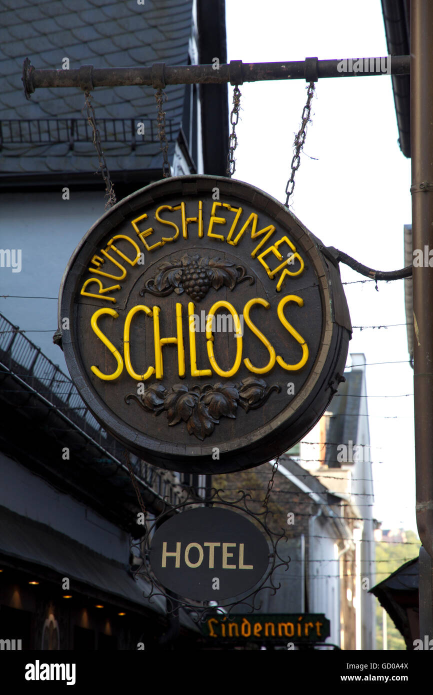 Costeggiata da negozi, taverne e wine bar, le strette in ciottoli Drosselgasse street ha un atmosfera medievale a Rudesheim. Foto Stock