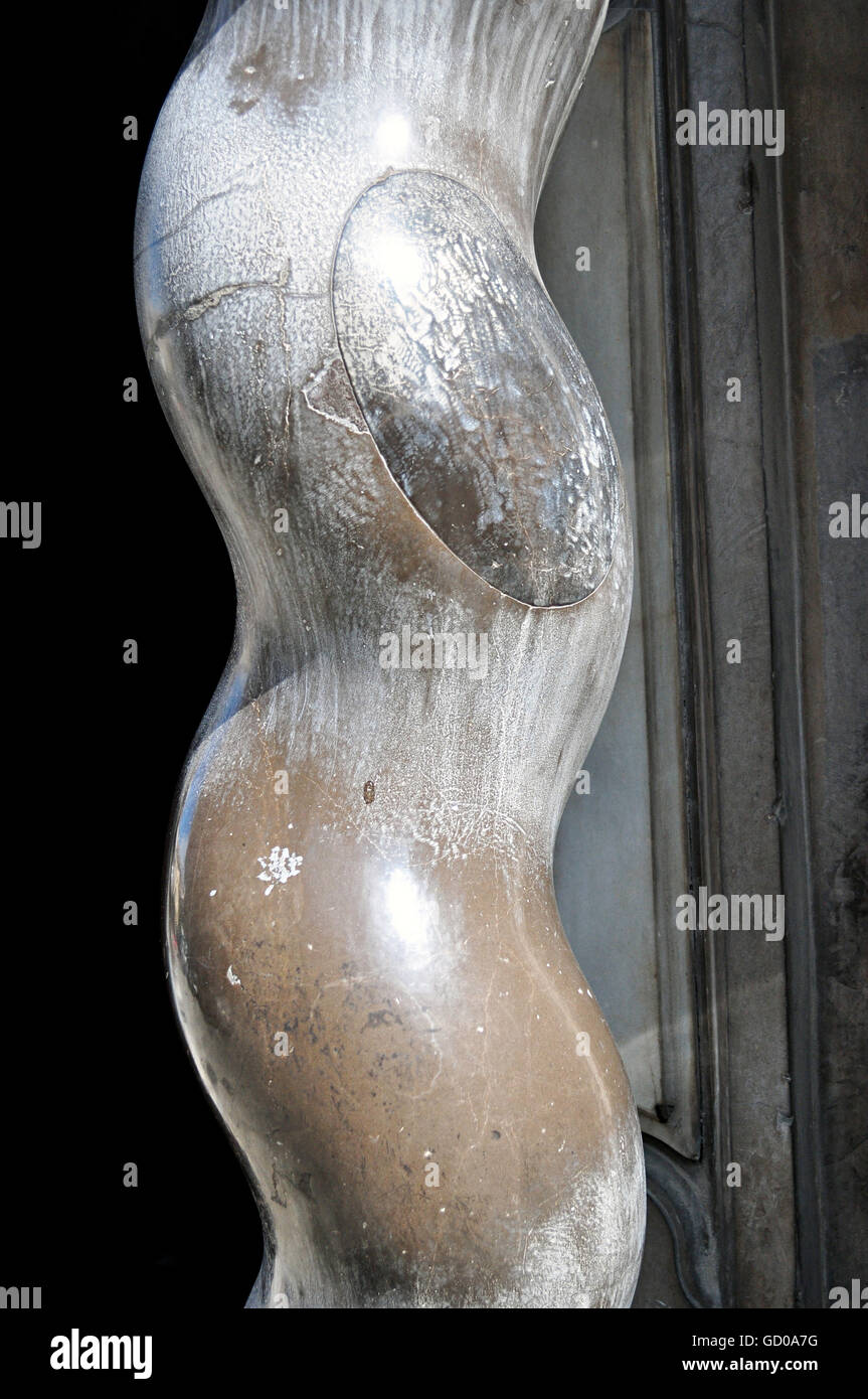 Solomonic colonne di marmo con modi simili per il corpo umano Foto Stock