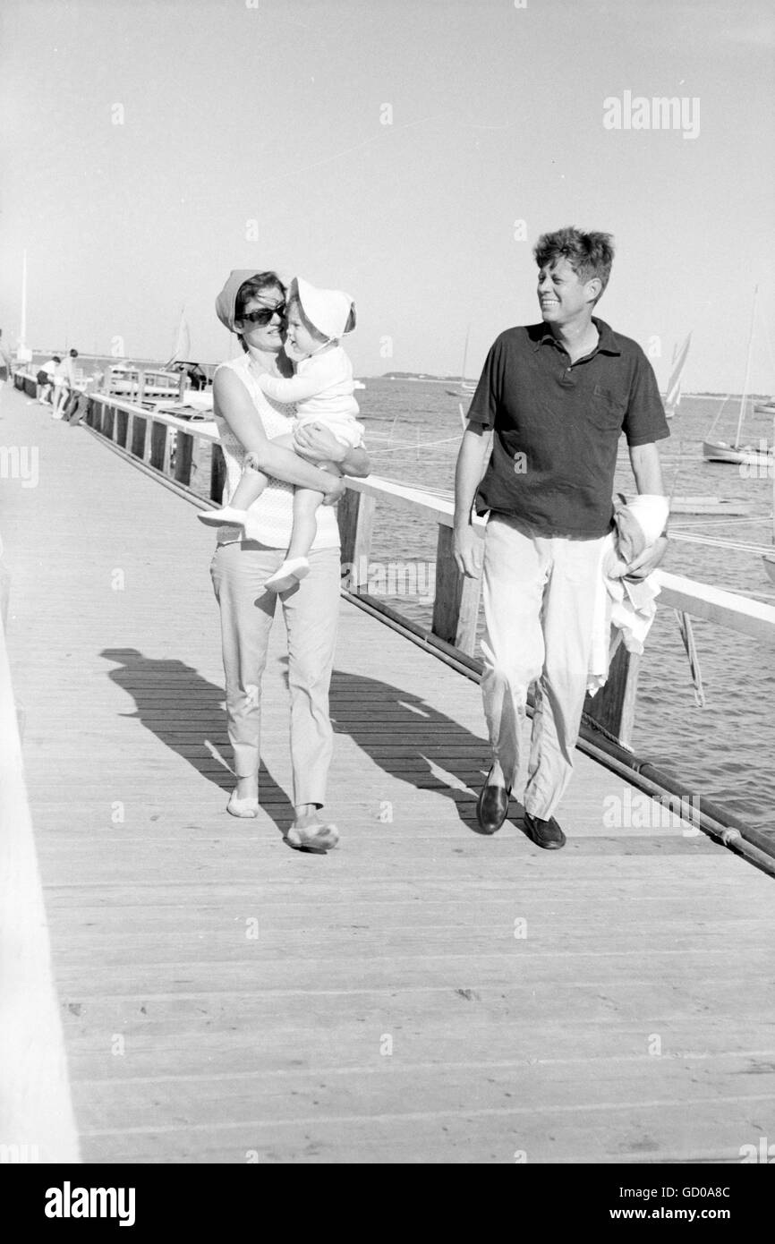 Il senatore John Fitzgerald Kennedy con Jackie e Caroline a Hyannis Port Foto Stock