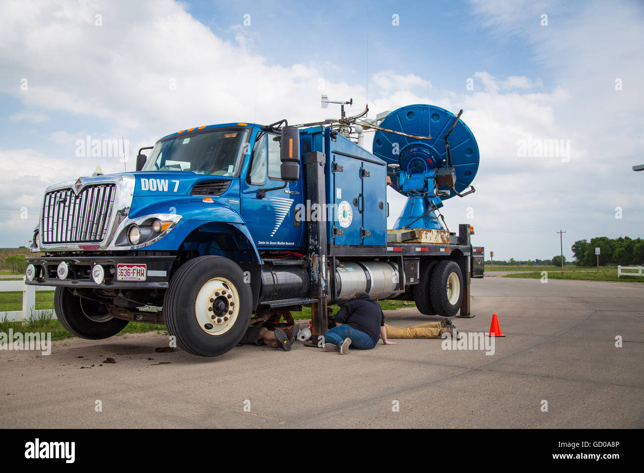 Un Doppler su ruote carrello progettato per la scansione di tornado con radar Doppler viene sottoposta a manutenzione in Ansley, Nebraska, Giugno 3, 2014. Foto Stock