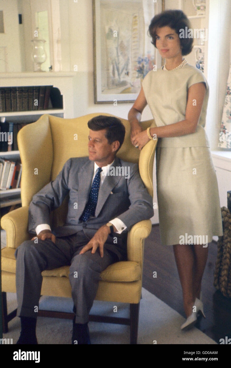 Il senatore John Fitzgerald Kennedy con Jackie a Hyannis Port Foto Stock